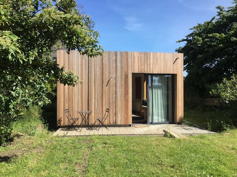 Successful Airbnb property: Very bright studio /countryside and city nearby in Bruz