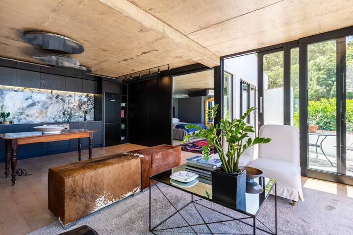 Tamboerskloof Apartment with Pool & Amazing views gallery image 2