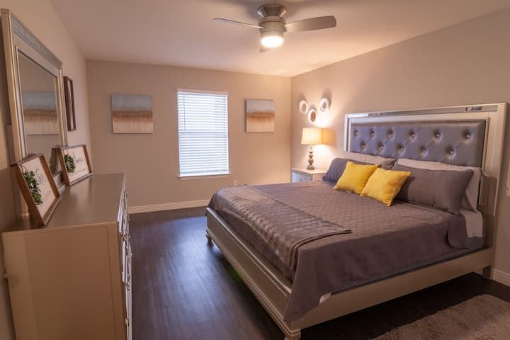 The sweetheart nest has a king size bed, Lots of storage for clothes this room also has plenty of space.