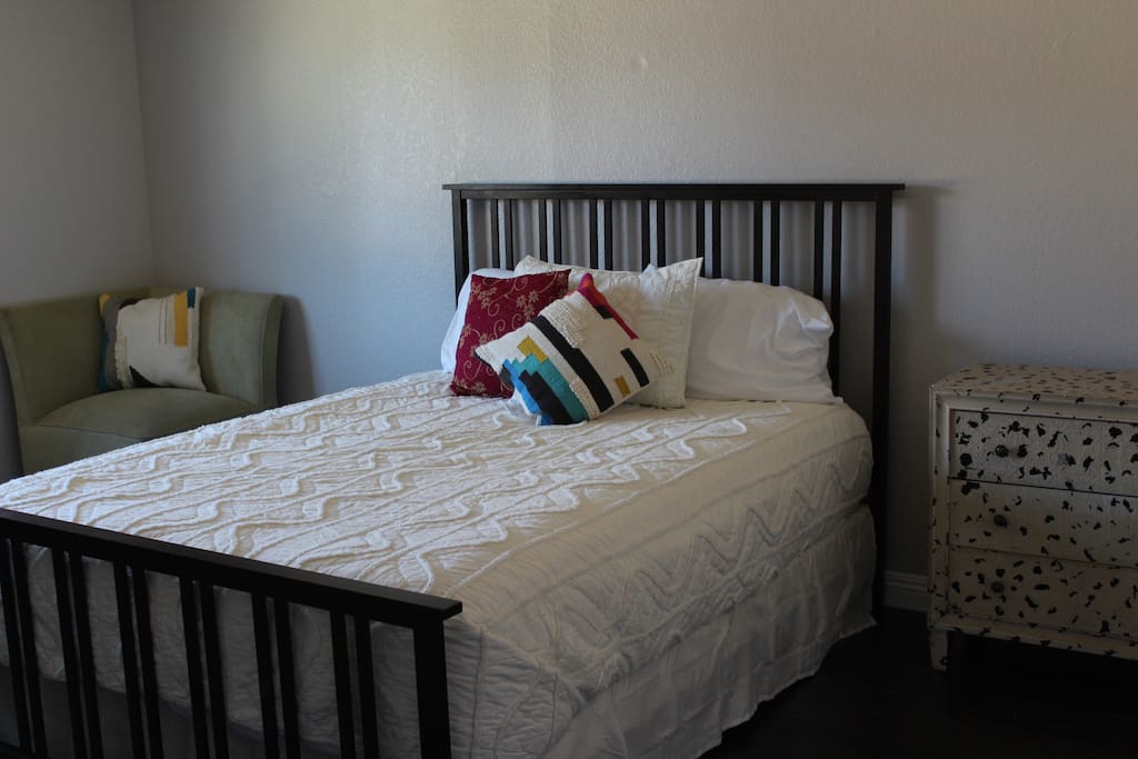 Bedroom 1 - Queen Bed