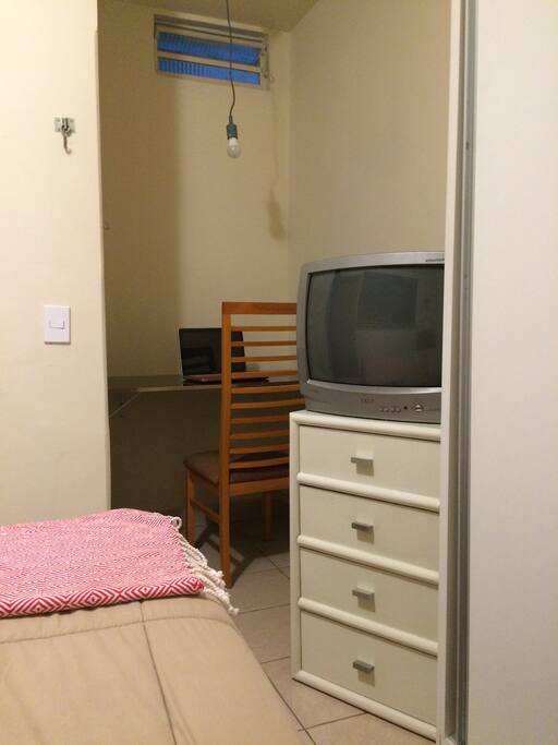 Guest room with cable tv / Quarto de hóspedes com tv a cabo.