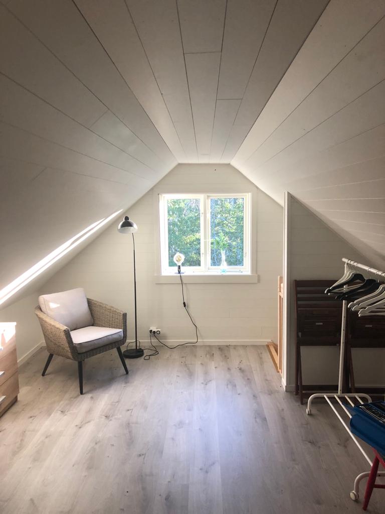 Ოთახი 1 მე-2 სართულზე 2 საწოლით, 2 საწოლისპირა მაგიდით, 
2 მავნე, ტანსაცმლის მოაჯირი, 
1 სამაგრი სამკითხველო ლამპით, სკამით