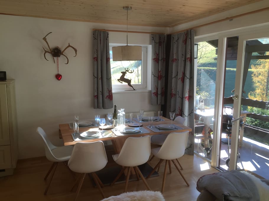 Eethoek met grote tafel en 8 zitplaatsen