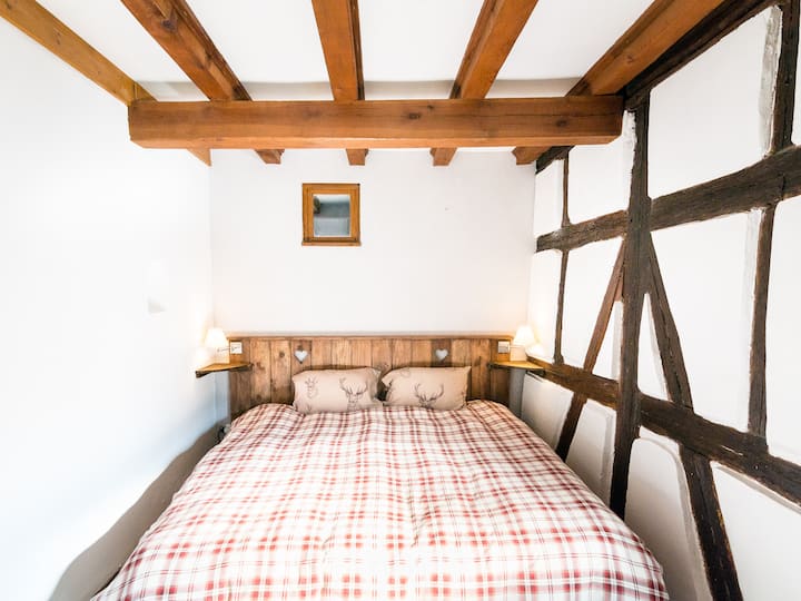 Elzas ştatının Ribeauvillé şəhərindəki Rieslinq kottecində çarpayı otağı