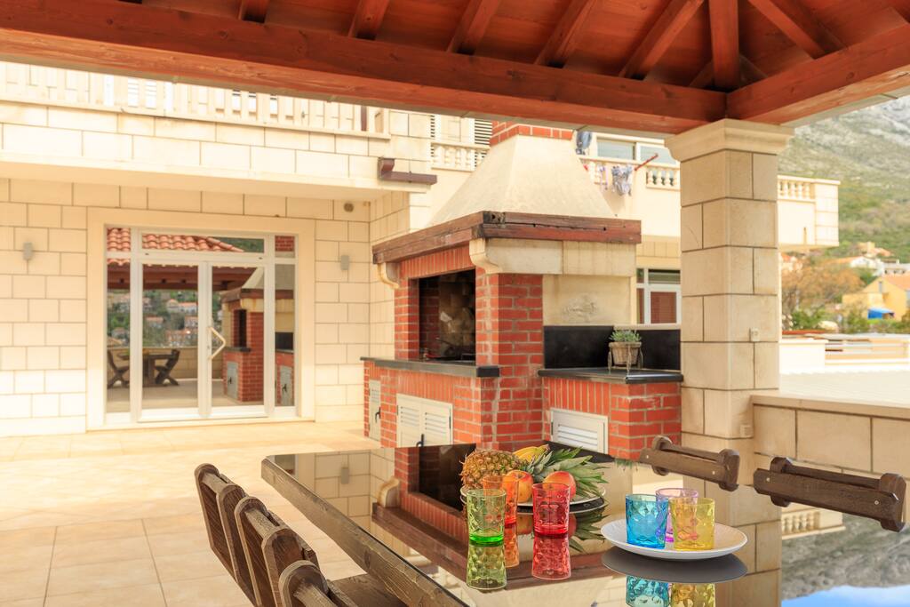 Shared terrace with dining area and barbecue