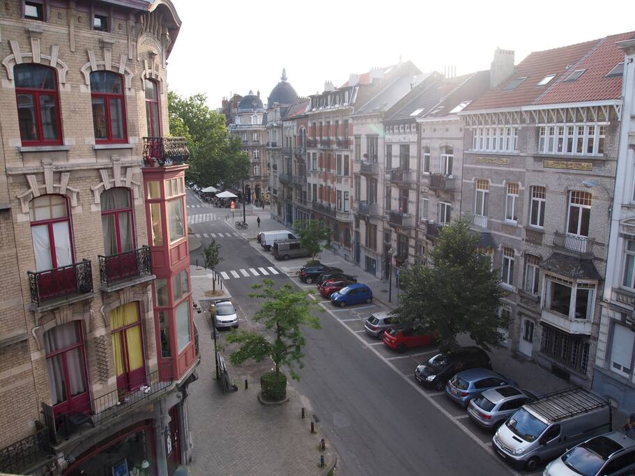 Vue du Balcon sur une belle artère de Saint-Gilles qui mène à la place de la maison communale.