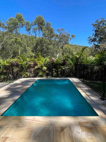 HIDE AWAY | Relax poolside & walk to Lizzie Beach