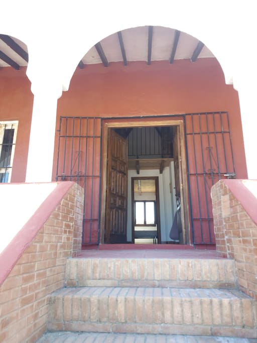 entrada con puerta y reja