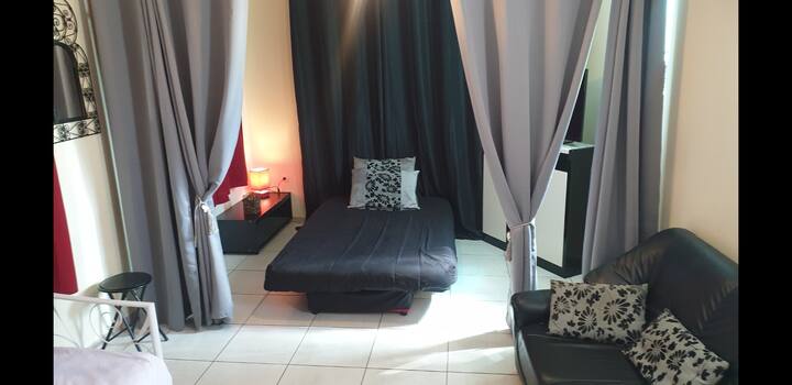 Втора спалня с изглед към всекидневната 