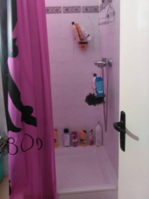 Douche , eau chaude disponible toute la journée