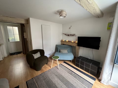 Airbnb performant: Cozy studio with neat decor in the city center à Nevers