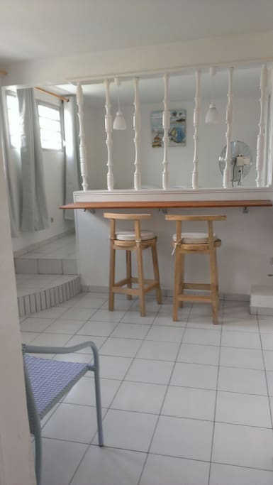 Coin bar attenant à la cuisine