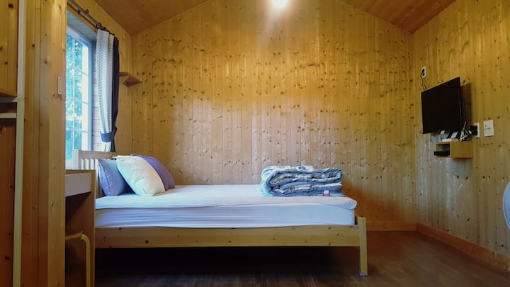 Vista interna con cama tamaño queen y tocador