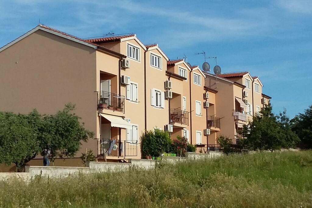 Das Apartment -Maisonette, befindet sich im 1.Stock mit einem wunderbaren Blick auf das Meer.