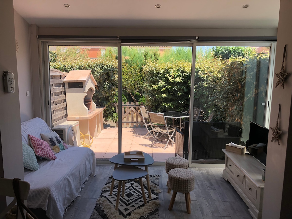 Annonce Airbnb populaire: Villa in private residence with pool 5 min to sea à Vendres