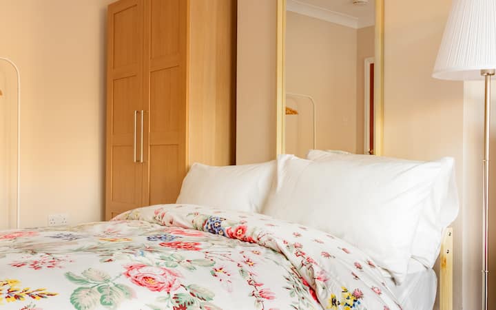  Je to krásne vyrobená skriňa, ktorá vyžaruje nadčasový šarm a zároveň poskytuje dostatok úložného priestoru pre všetky vaše potreby oblečenia.  