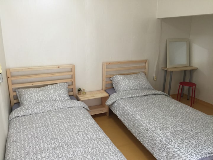 غرفة 3- سريران مفردان