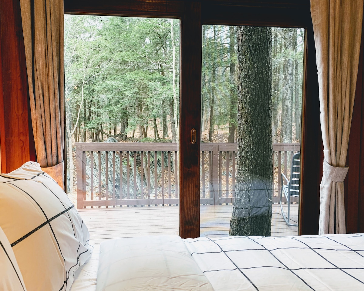 غرفة النوم 1: سرير بحجم وسط بإطلالات جميلة وإمكانية الوصول المباشر إلى الشرفة الخلفية