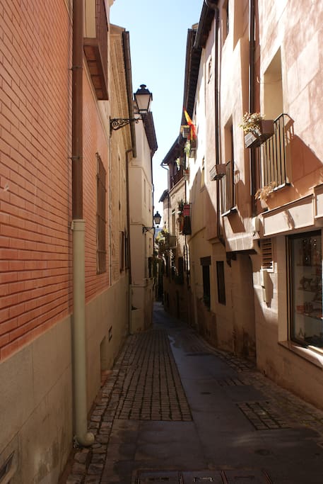 Callejón San Pedro. Acceso al edificio.