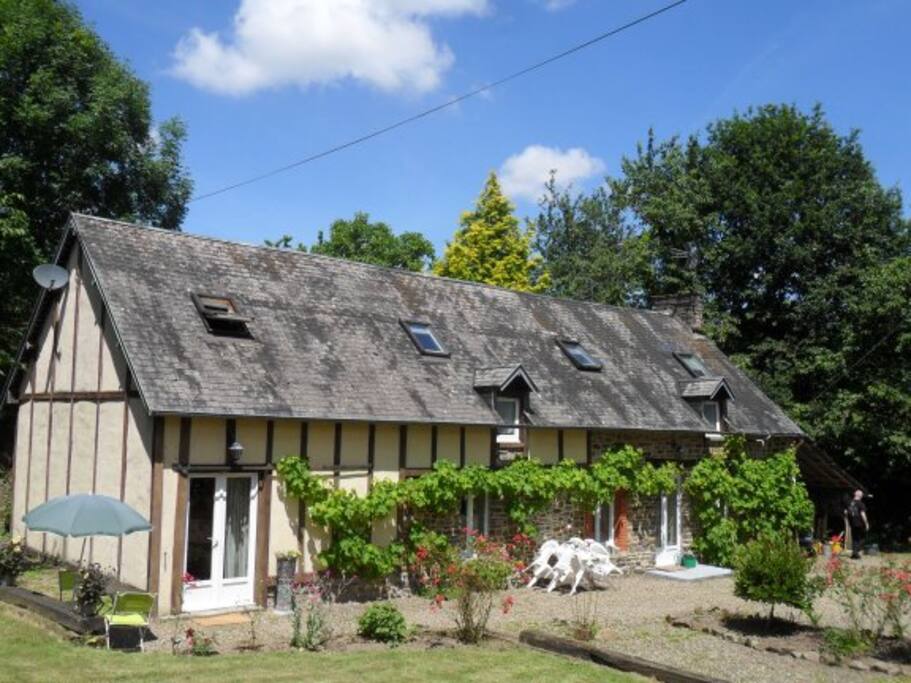 Les Ruisseaux & Le Gite de la Rose front view.