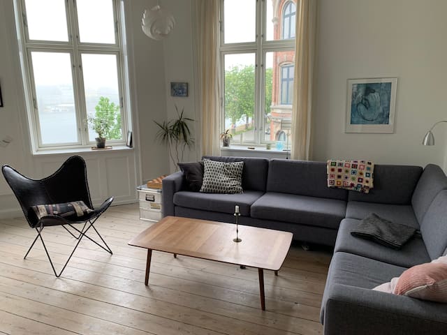 Sommer i København med panoramaudsigt over søerne