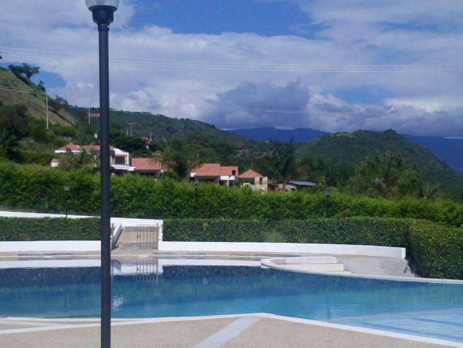 Excelente piscina del área comunal rodeada de zonas verdes