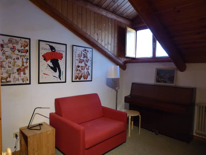 dormitorio con sofá cama