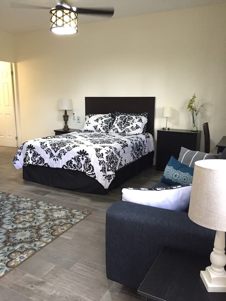 您可以在标准双人床上放松身心