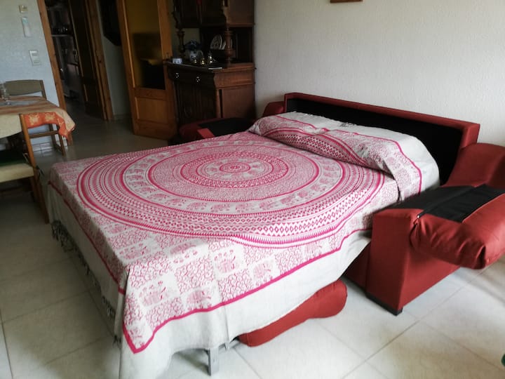 bank omgebouwd tot een bed in de eetkamer