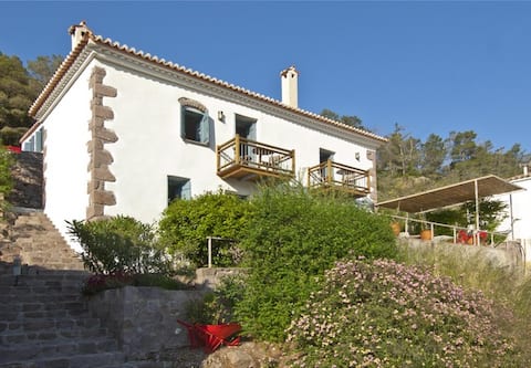 Small Villa, superb view pool free pick up service