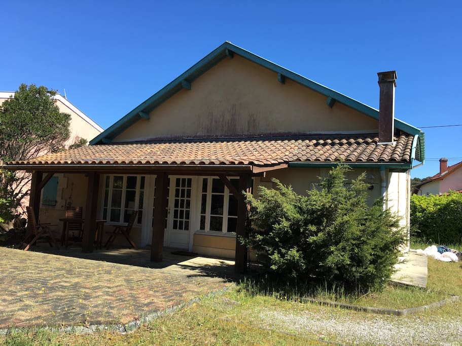 Haus mit Terrasse, Gartenseite