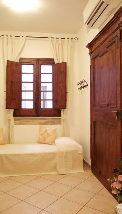 AnticafFinestra del 600 nel bed and Breakfast Castello Affittacamere