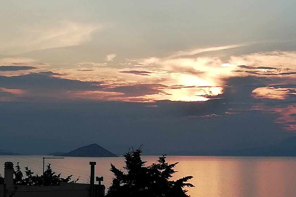 Από το πρώτο κιόλας ηλιοβασίλεμα, θα από ζημιωθείτε!!!
Do not miss the sunset!!!