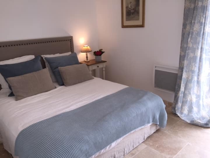 מיטת קווין סייז בחדר השינה