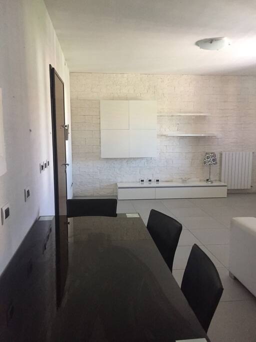 ampio soggiorno con divani -tavolo e sedie
