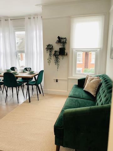 Homely 4 bedroom split-level flat in Clapham South