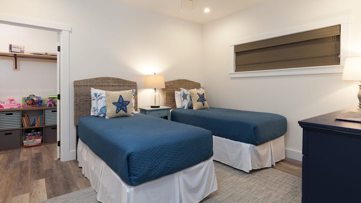 Dormitorio 4 - Dos camas individuales (se pueden combinar como king con gel topper) - Toneladas de artículos para bebés y niños en el armario