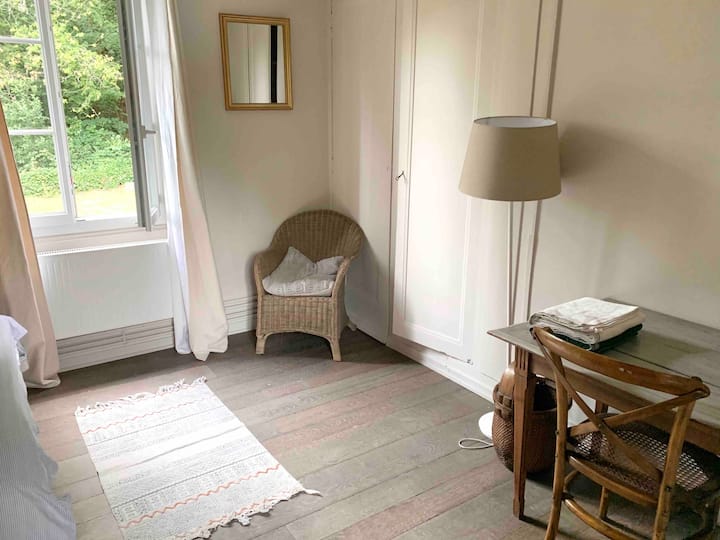 Graues Zimmer (18m2) - Bad und WC werden mit dem blauen Zimmer geteilt.
1 Queensize-Bett 
für 2 Personen 