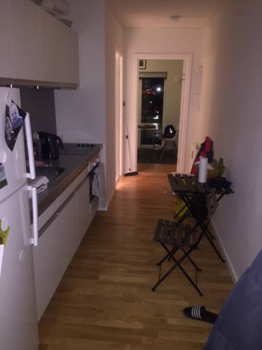 Fællesarealet er til fri afbenyttelse. Beklager de dårlige billeder. lejlighed er pæn og ren ved ankomst. Den ligger i et pænt og nyt byggeri