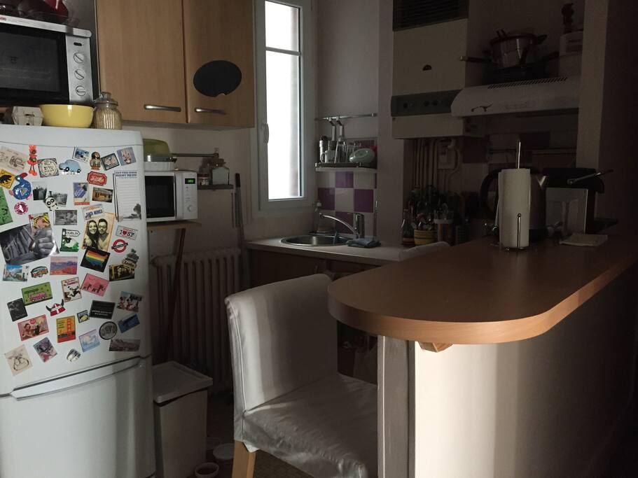 Small kitchen where you can fix up something to eat. Sit at the bar and enjoy !