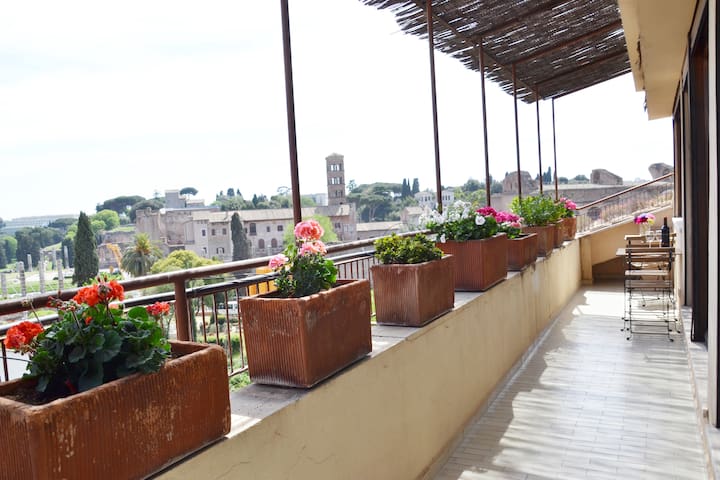 Penthouse with view near the Colosseum