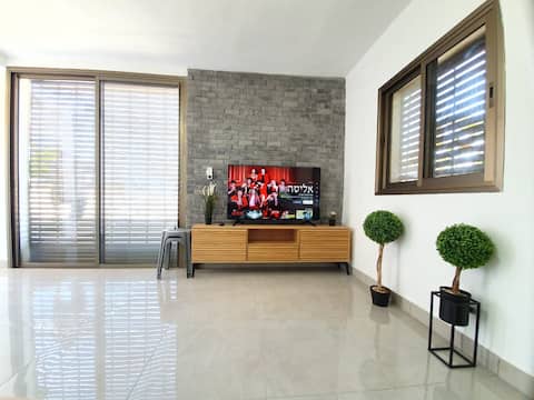 ★Lovely Apt. Central & Quiet. Short walk To Beach★