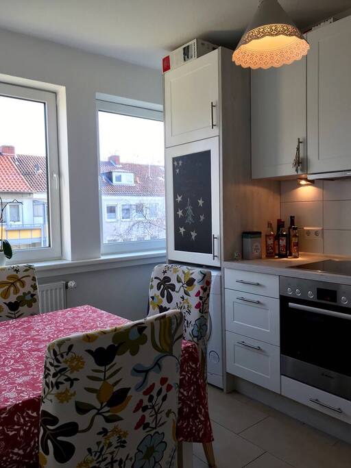 Blick in die Küche (WaMa unter Kühlschrank)