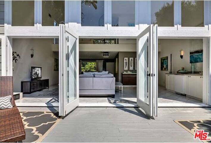 SECLUDED LUXURY COMPOUND CONVENIENTLY LOCATED gallery image 4