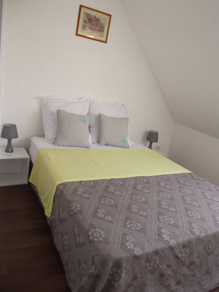 חדר שינה עם 3 
מיטות זוגיות