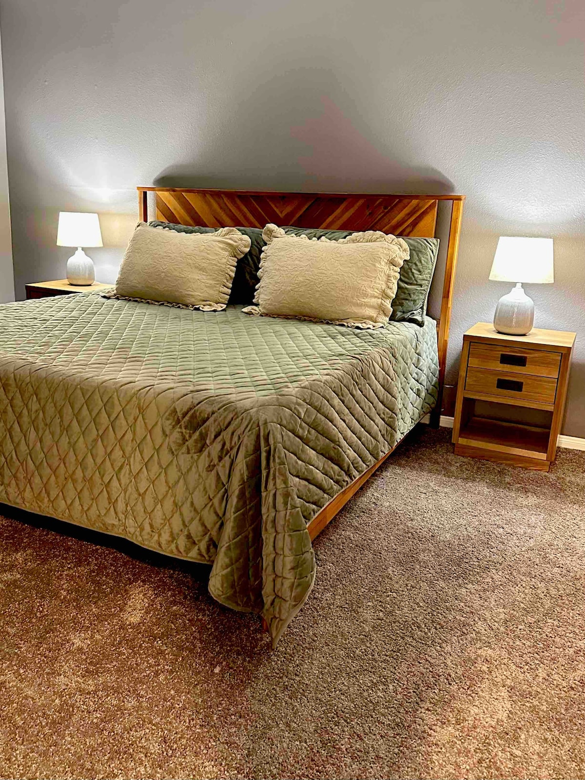 Chambre principale au rez-de-chaussée avec lit King Size et grande salle de bain attenante