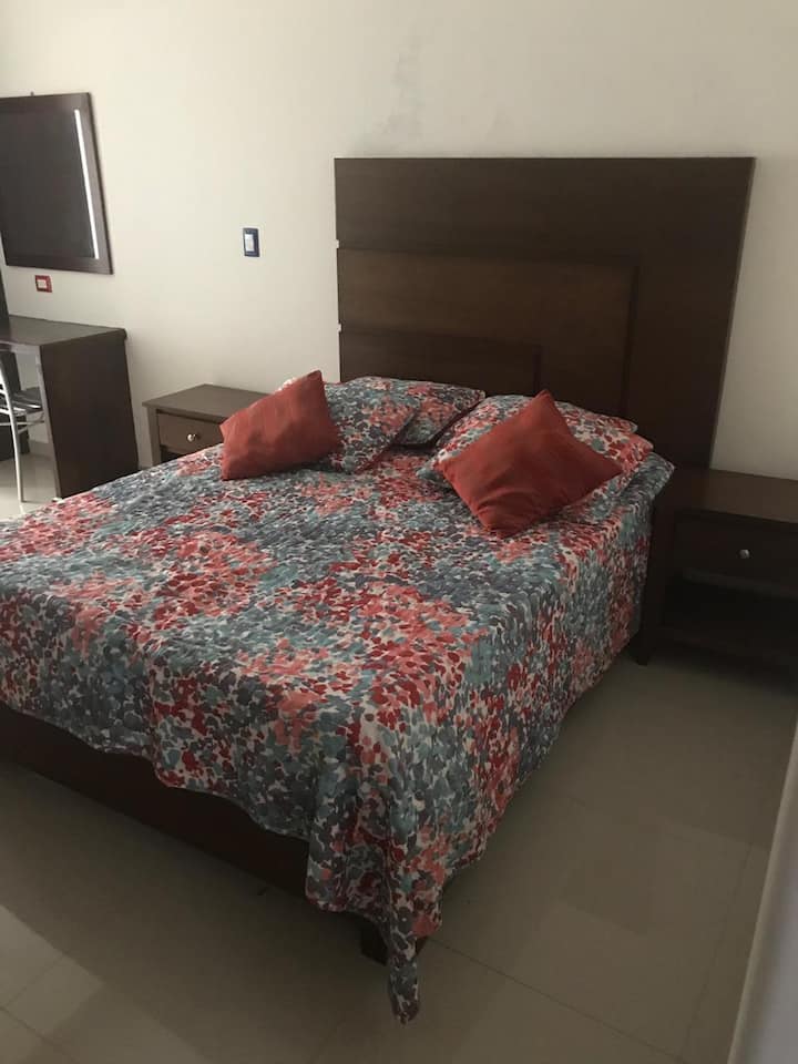 Spavaća soba 2 s bračnim krevetom, ormarom i radnim prostorom.