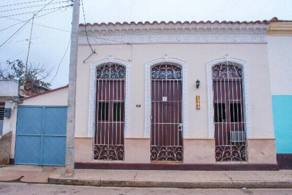 fachada y parqueo privado