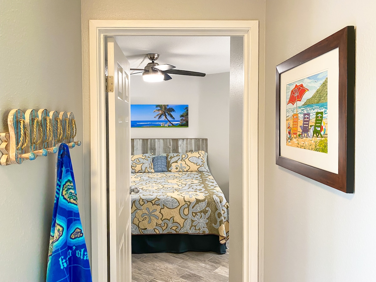 Un vistazo al dormitorio y ganchos para las toallas