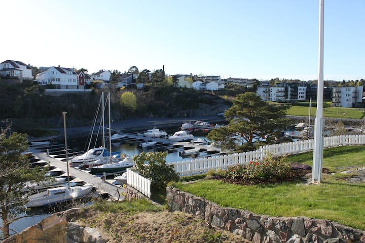 Sentral,sjønær leilighet med solfylt markterrasse